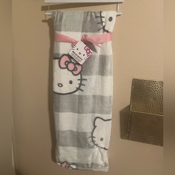 NWT Hello Kitty Plush Throw - Picture 2 of 6